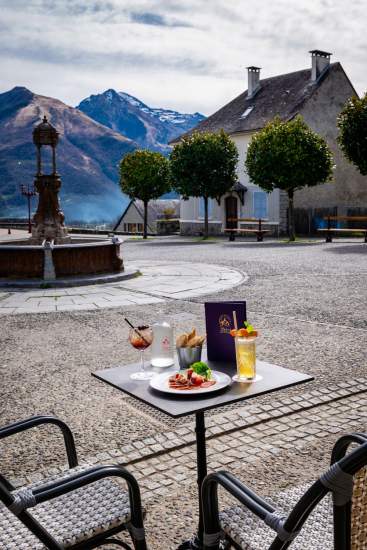 Terrasse Le Bistrot de l'Abbaye dans les Pyrénées à Saint-Savin - Hôtel restaurant de charme 4 étoiles